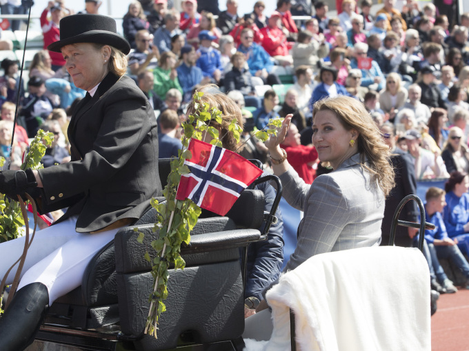 Prinsesse Märtha Louise med hest og vogn i dagens store parade. Foto: Terje Bendiksby / NTB scanpix